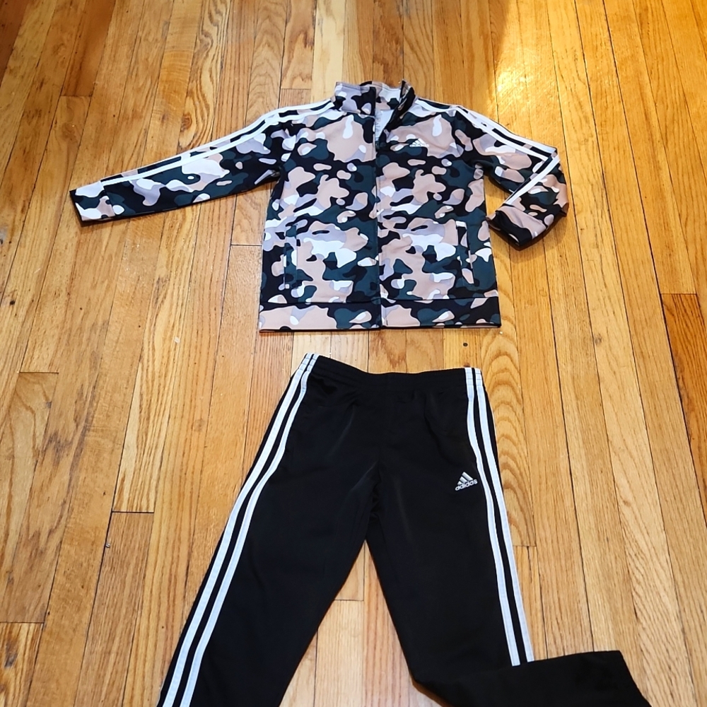 Boys sz 7 Adidas track suit